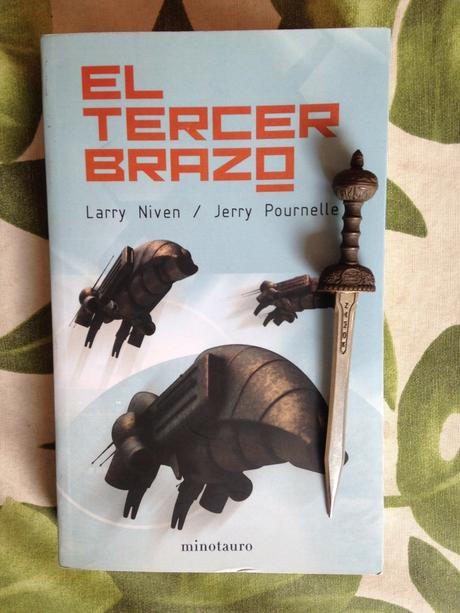 EL TERCER BRAZO. Larry Niven y Jerry Pournelle (1986) photo 01.ElTercerBrazo_zpszjoolp5j.jpg