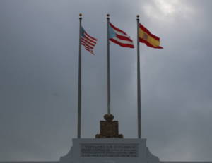 Banderas de Estados Unidos, Puerto Rico y España en lo alto de La Fortaleza para recibir por primera vez a los actuales Reyes de España.
