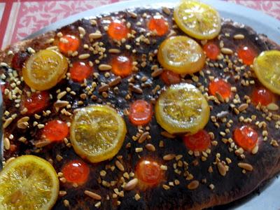 Coca de Sant Joan con trufa, frutas confitada y chocolate // Ideas para la cena de la verbena