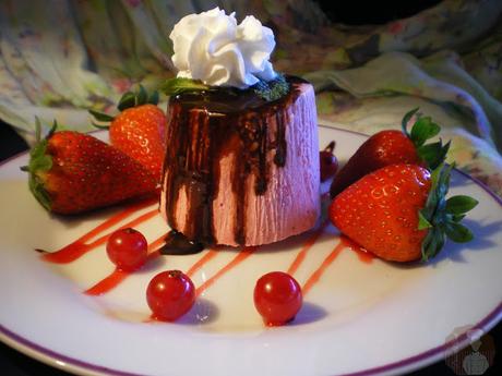 Postre helado de fresas con nata