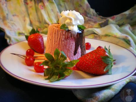 Postre helado de fresas con nata