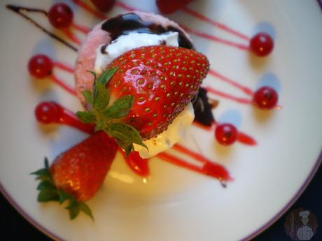 Postre helado de fresas con nata