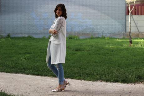 Otro look casual con chaleco blanco fashion blogger con look casual - chaleco blanco largo - jeans y blusa estampada