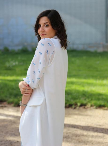 Otro look casual con chaleco blanco fashion blogger con look casual - chaleco blanco largo - jeans y blusa estampada