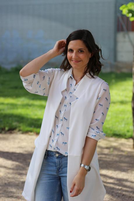 Otro look casual con chaleco blanco fashion blogger con look casual - chaleco blanco largo - jeans y blusa estampada
