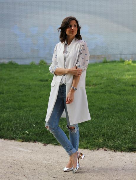 Otro look casual con chaleco blanco fashion blogger con look casual - chaleco blanco largo - jeans y blusa estampada