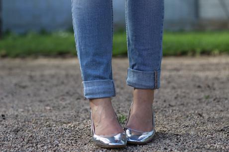 Otro look casual con chaleco blanco fashion blogger con zapatos plateados zara