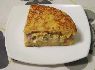 Tortilla rellena de ensaladilla rusa