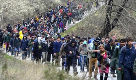 REFUGIADOS. Según el informe de la ONU, el número total de refugiados, desplazados o exiliados que viajan sin saber a dónde ha superado los 65 millones, siendo la mitad menores. Ante tal calamidad, los gobiernos e instituciones, en el mejor de los caso... REFUGIADOS. Según el informe de la ONU, el número total de refugiados, desplazados o exiliados que viajan sin saber a dónde ha superado los 65 millones, siendo la mitad menores. Ante tal calamidad, los gobiernos e instituciones, en el mejor de los caso...