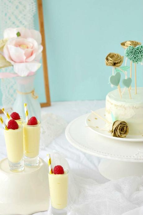 Tarta extra blanca y decoración mint, mesa dulce deliciosa Tarta extra blanca y decoración mint, mesa dulce deliciosa