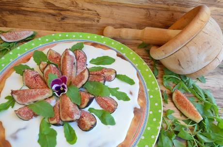 CREMA DE QUESO CABRA CON BREVAS Y RÚCULA CREMA DE QUESO CABRA CON BREVAS Y RÚCULA