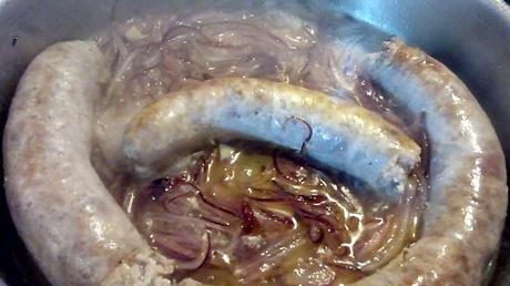 Salchichas al vino blanco - Salsiccia al vino bianco - Sausages braised in a white wine and onion sauce salchichasalvino4