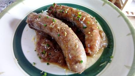 Salchichas al vino blanco - Salsiccia al vino bianco - Sausages braised in a white wine and onion sauce salchichasalvino