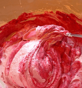 Receta de Damson fool (postre de nata y ciruelas) nata