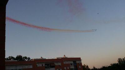 El Solar Impulse 2 revoluciona Montequinto a su paso escoltado por la Patrulla Águila Foto: Sandra Quiles