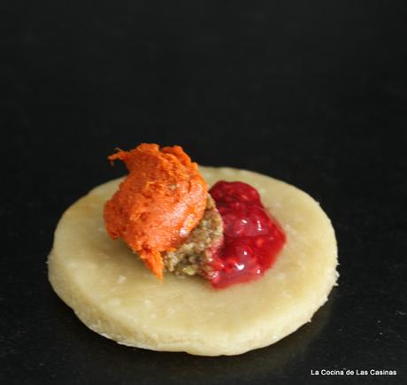 Mini Coca de Sobrasada, Pasta de Aceituna Arbequina y Frambuesa Mini Coca de Sobrasada, Pasta de Aceituna Arbequina y Frambuesa
