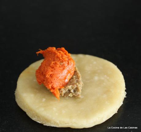 Mini Coca de Sobrasada, Pasta de Aceituna Arbequina y Frambuesa Mini Coca de Sobrasada, Pasta de Aceituna Arbequina y Frambuesa