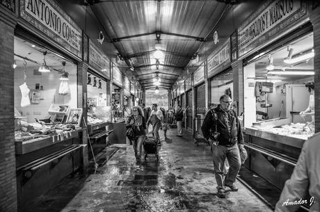 SEVILLA en BLANCO y NEGRO: ALREDEDORES DEL PUENTE DE ISABEL II y MERCADO DE TRIANA