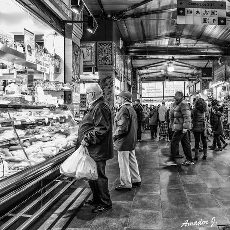 SEVILLA en BLANCO y NEGRO: ALREDEDORES DEL PUENTE DE ISABEL II y MERCADO DE TRIANA