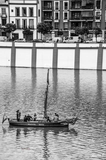 SEVILLA en BLANCO y NEGRO: ALREDEDORES DEL PUENTE DE ISABEL II y MERCADO DE TRIANA