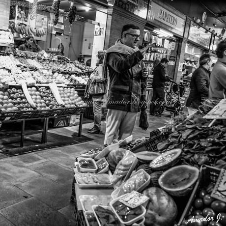 SEVILLA en BLANCO y NEGRO: ALREDEDORES DEL PUENTE DE ISABEL II y MERCADO DE TRIANA