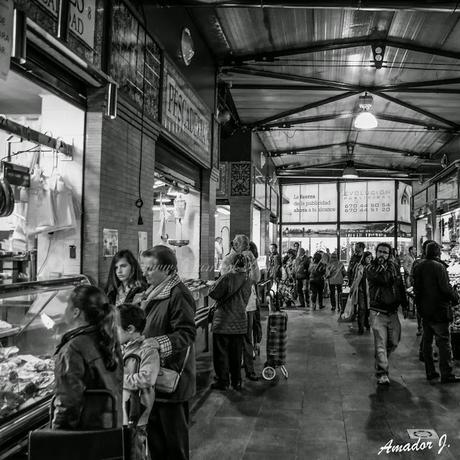 SEVILLA en BLANCO y NEGRO: ALREDEDORES DEL PUENTE DE ISABEL II y MERCADO DE TRIANA