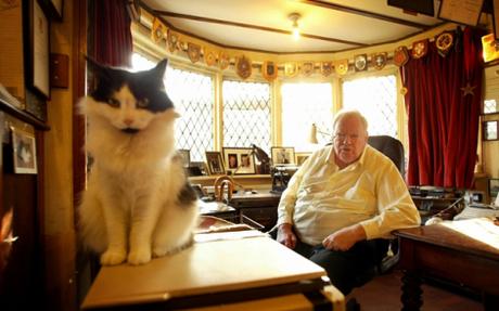 Gatos, astronomía y sir Patrick Moore Mandatory Credit: Photo by David Sandison/The Independe/REX Shutterstock (2410584a) Patrick Moore in his home in Selsey.. 14/2/2005 Patrick Moore in his home in Selsey. . 14/2/2005