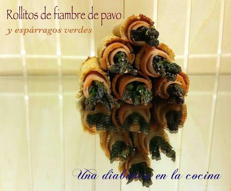 Rollitos de fiambre de pavo y espárragos verdes Rollitos de fiambre de pavo y espárragos verdes