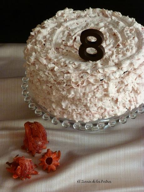 Tarta de Bizcocho de Cacao con Flores de Hibisco y Fresas. SORTEO Tarta de Bizcocho de Cacao con Flores de Hibisco y Fresas. SORTEO