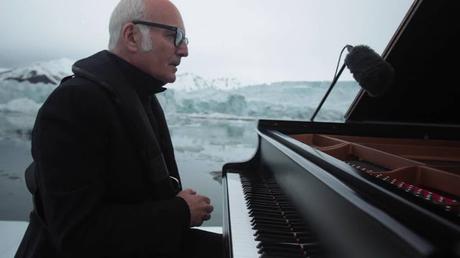 El pianista Ludovico Einaudi pide la protección del Ártico con una emocionante actuación sobre el hielo