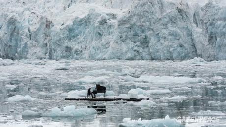 El pianista Ludovico Einaudi pide la protección del Ártico con una emocionante actuación sobre el hielo