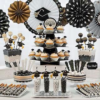 Mesa de dulces y manualidades para una fiesta de graduación Mesa de dulces y manualidades para una fiesta de graduación