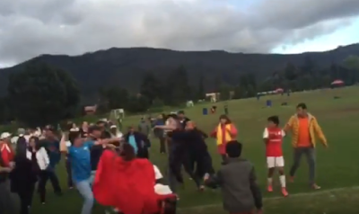 Video: Salvaje pelea de padres en presencia de sus hijos -¿Donde?, en un partido de fútbol, como siempre