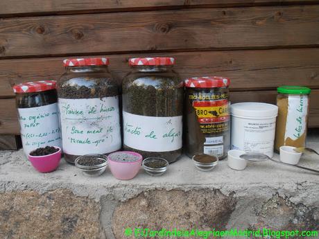 Abonado de los rosales con fertilizante orgánico a principios de verano después de la floración. Abonado de los rosales con fertilizante orgánico a principios de verano después de la floración.