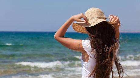 mujer con sombrero playa
