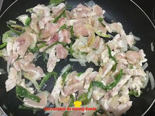 PECHUGA A TROCITOS CON PIMIENTOS VERDES PECHUGA A TROCITOS CON PIMIENTOS VERDES