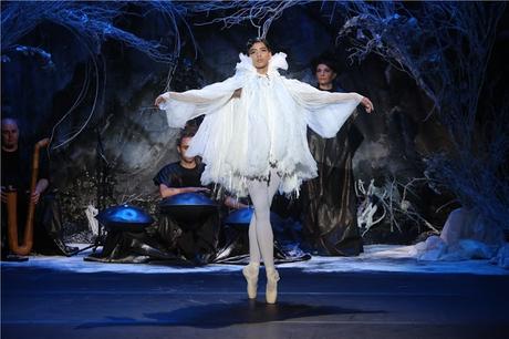 Franck Sorbier espectáculo de moda y ballet sobre la pasarela de París.