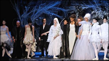 Franck Sorbier espectáculo de moda y ballet sobre la pasarela de París.