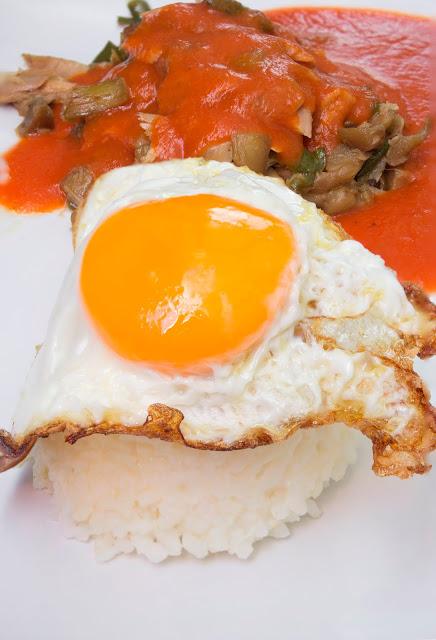 Arroz con verduras, tomate y plátano