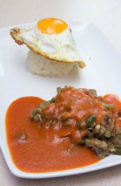 Arroz con verduras, tomate y plátano