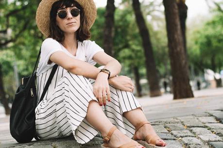 Look del Día: Striped Jumpsuit & Polka Shoes Camiseta, mono Bershka, Sandalias Polka Shoes, sombrero Lack of Color, Bolso Pepe Moll