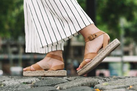 Look del Día: Striped Jumpsuit & Polka Shoes Camiseta, mono Bershka, Sandalias Polka Shoes, sombrero Lack of Color, Bolso Pepe Moll