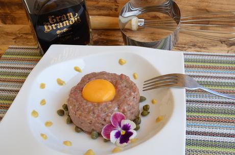 STEAK TARTAR DE TERNERA CORONADO CON HUEVO