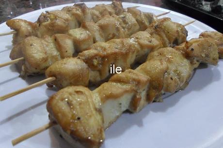 Brochetas de pollo estilo thai