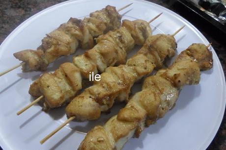 Brochetas de pollo estilo thai