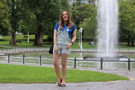 Perfecta en verano con peto vaquero Perfecta en verano con peto vaquero