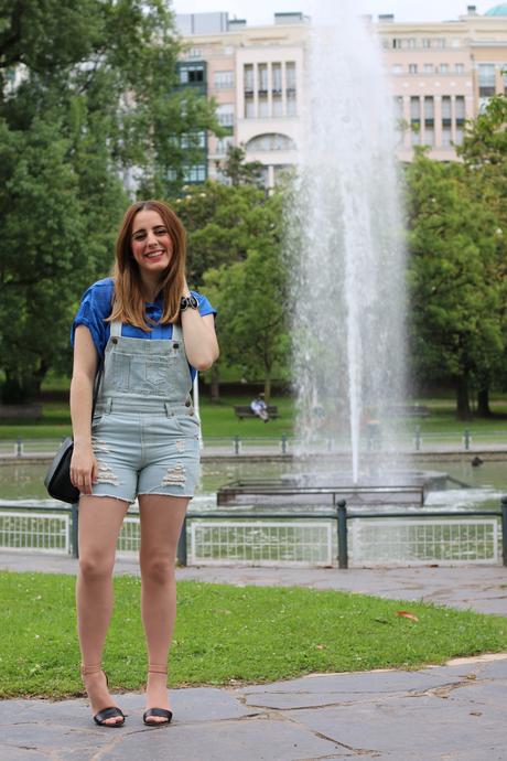 Perfecta en verano con peto vaquero Perfecta en verano con peto vaquero