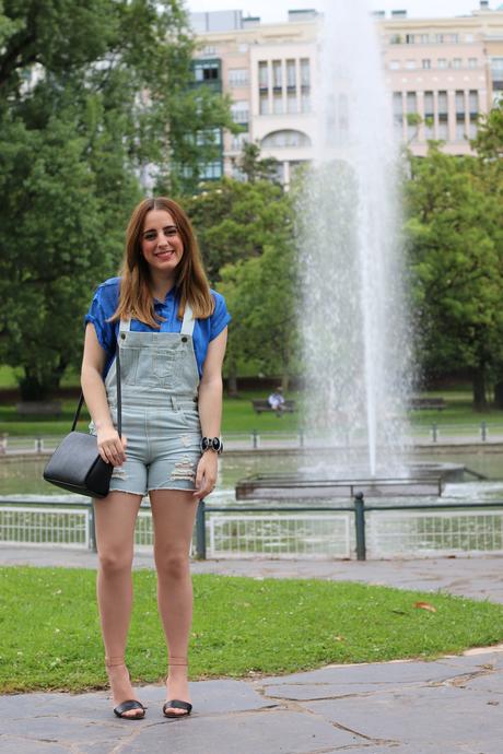 Perfecta en verano con peto vaquero Perfecta en verano con peto vaquero