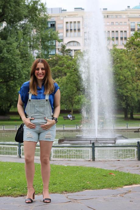 Perfecta en verano con peto vaquero Perfecta en verano con peto vaquero