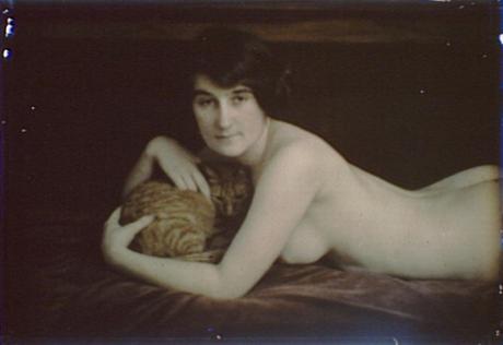 Desnudo con el gato Buzzer